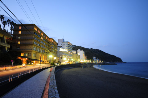 �M���