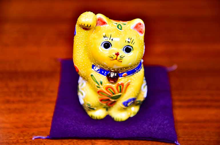 金色の招き猫(九谷焼)