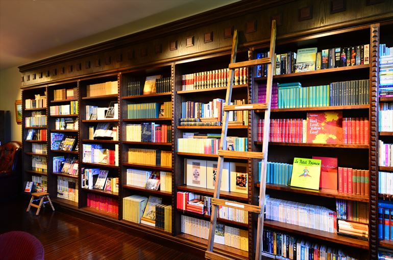 三万冊を超える館内の蔵書は四代目の哲学そのもの