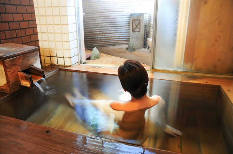 美肌の湯・源泉100％かけ流しの檜の貸切風呂