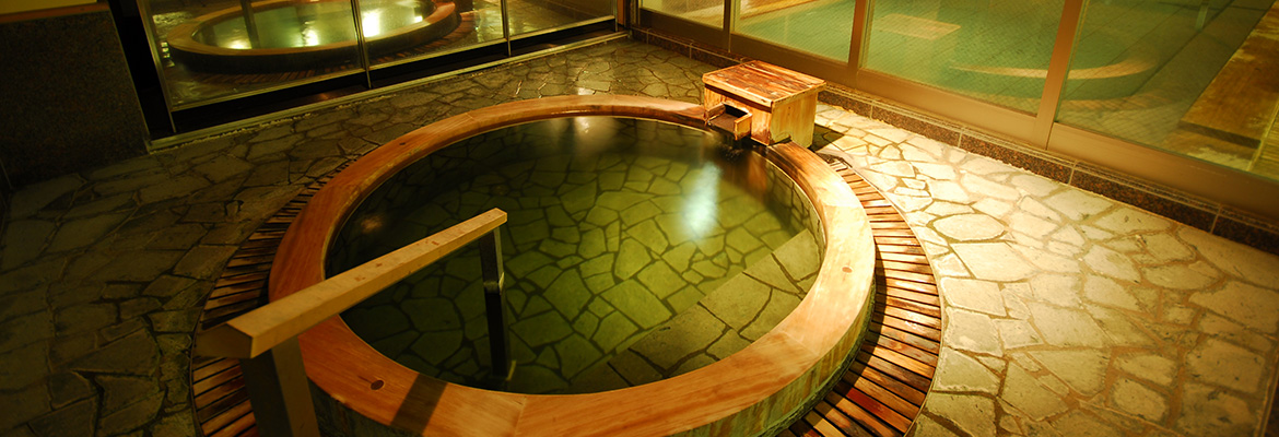 エメラルドグリーンの温泉は美肌の湯