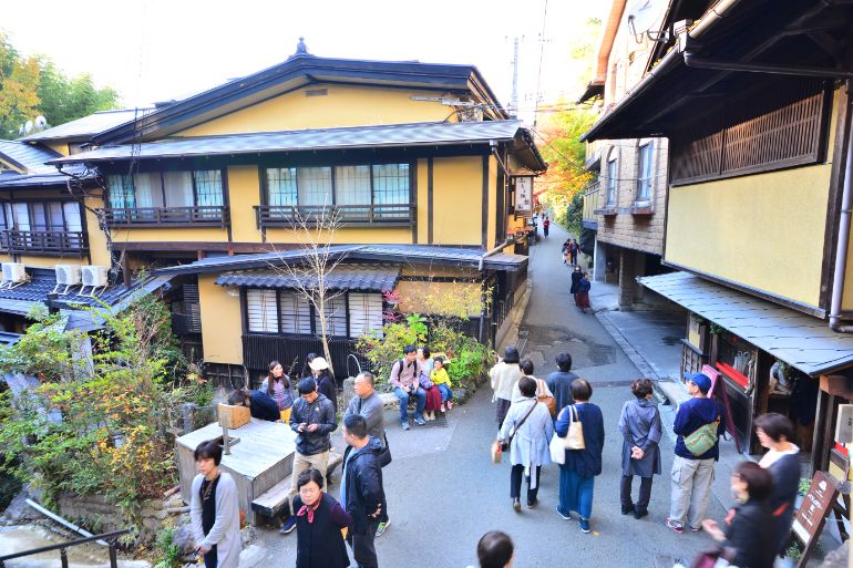 Entrance to Fumoto Ryokan crowded with tourists