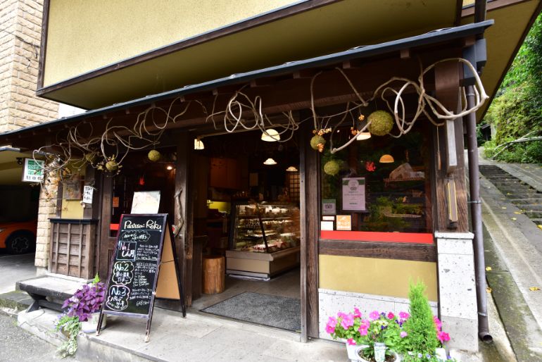 Patisserie Roku, baked sweets shop specializing in ingredients from Aso