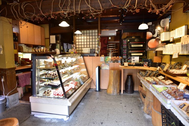 Patisserie Roku, baked sweets shop specializing in ingredients from Aso