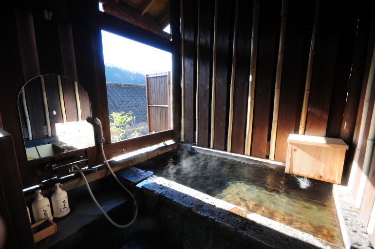 Annex Rokuan Sakura guest room's open-air bath