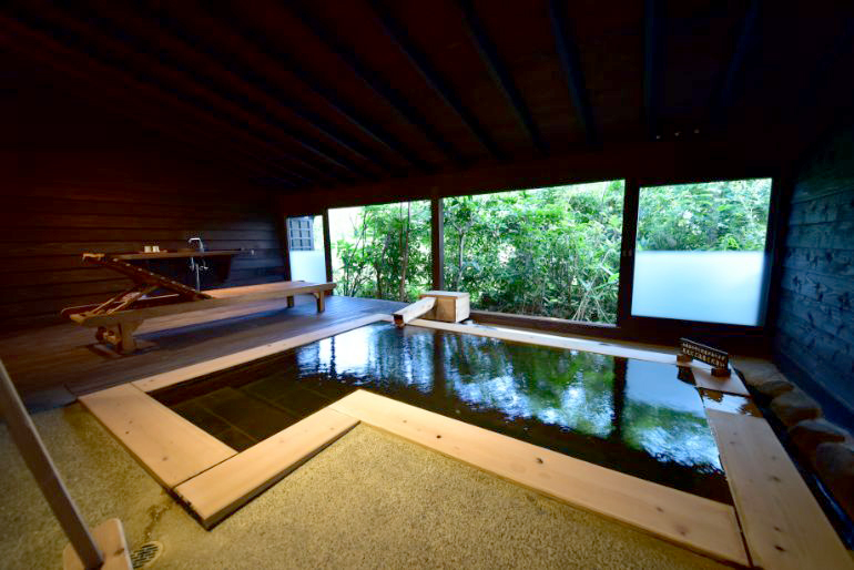 Half-open-air bath in the one-story type guest room Suoh