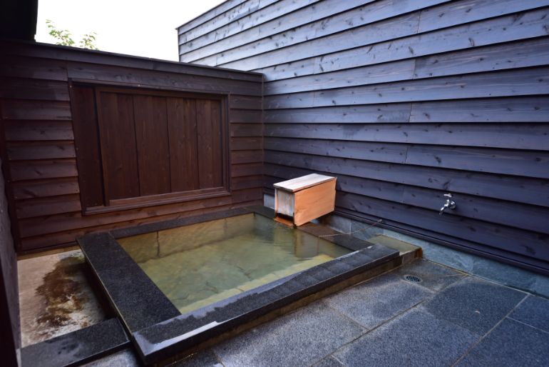 Open-air bath in the one-story guest room Suoh