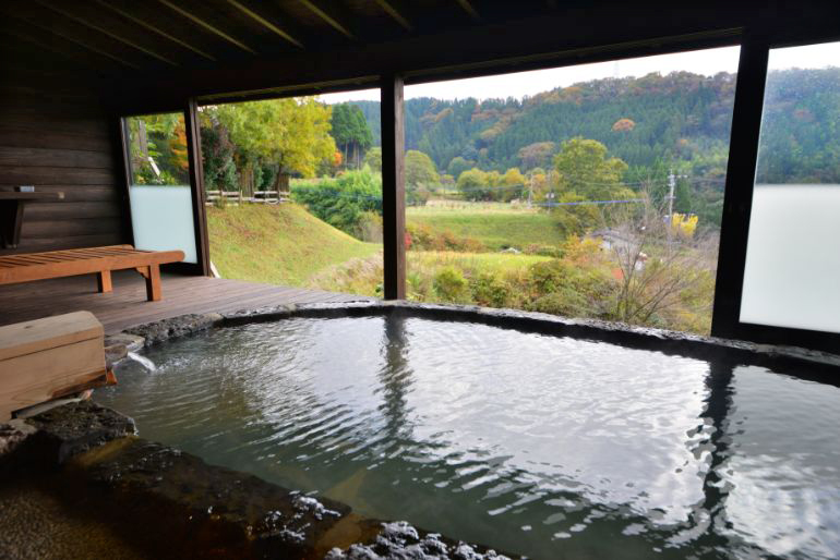 Half-open-air bath in one-story type guest room Yoshibu