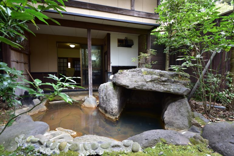 Open-air bath in the maisonette-type guest room Asebi