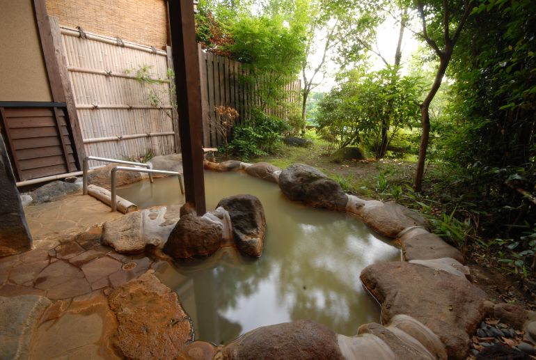 Open-air bath in the maisonette-type guest room Kaede