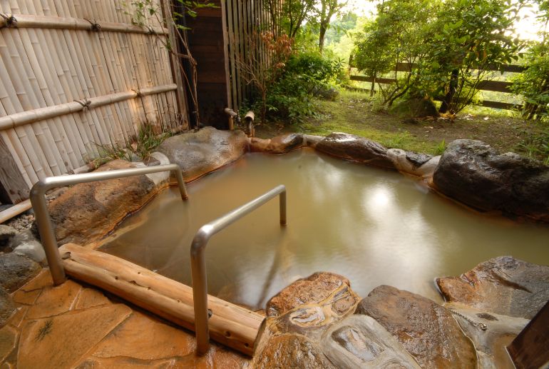 Open-air bath in the maisonette-type guest room Kaede