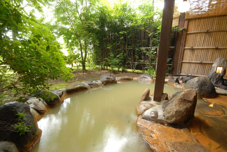 Open-air bath in maisonette-type guest room Konara