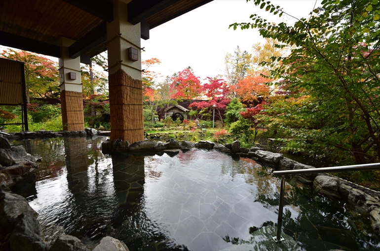 大浴場「森の湯屋」の露天風呂(秋・10月撮影)