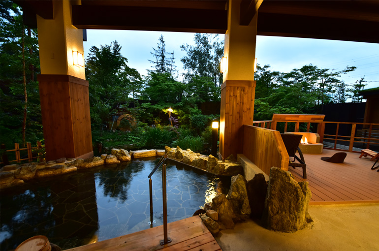 大浴場「森の湯屋」の露天風呂 夜の様子