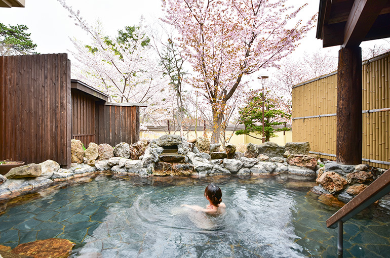 Open-air bath in the public bath Iwa-no-Yu