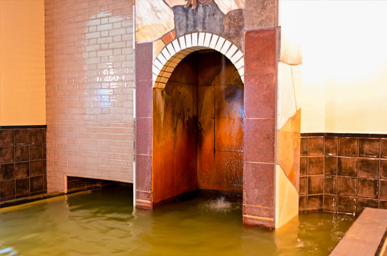 男女別大浴場「滝湯」の打たせ湯