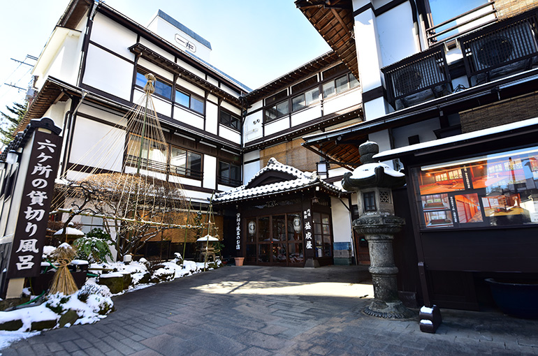 「益成屋旅館」の外観（2023年12月撮影））
