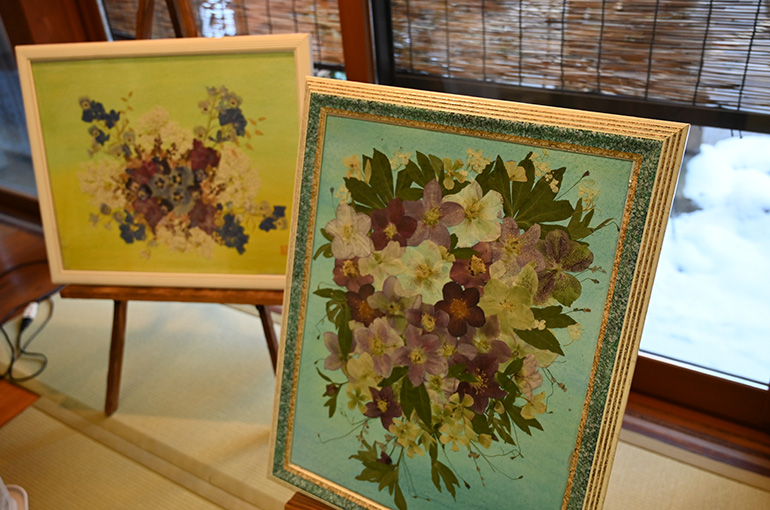 押し花アート～100点を超える女将の作品集が展示されている