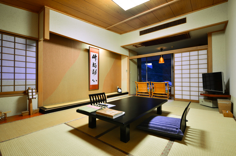 (4) Yasuragi Japanese style room 315 / A view of Mt. Tanigawadake from the same type of Japanese style room 313