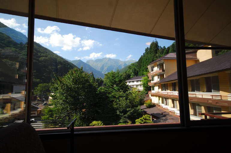 (4) Yasuragi Japanese style room 315 / A view of Mt. Tanigawadake from the same type of Japanese style room 313