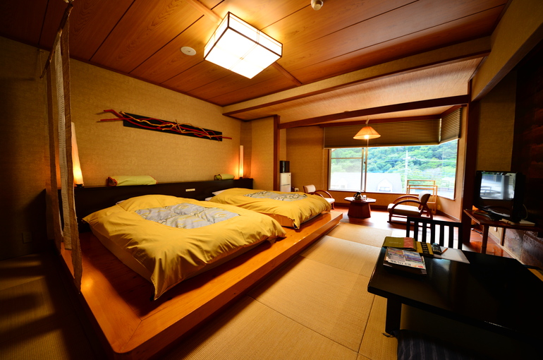 (8) Japanese-style twin room (with low bed) Room 301