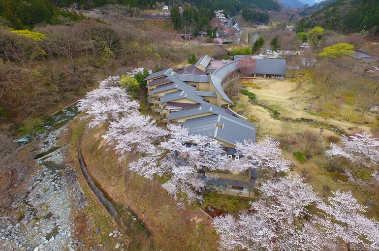 上空から見る春の「別邸 仙寿庵」（4月撮影）