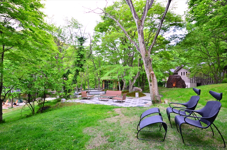 「別邸 仙寿庵」の庭園内のテラス（5月撮影）