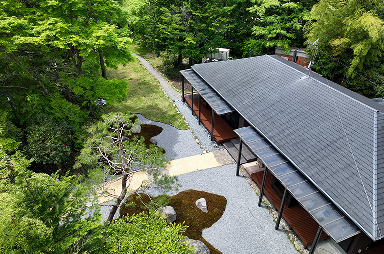 広大な敷地とよく手入れされた日本庭園