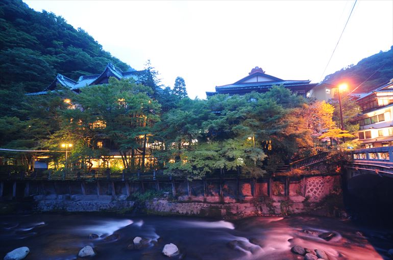 箱根湯本側の渓流早川の対岸から望む「元湯　環翠楼」（右手に見えるのは玉の緒橋）