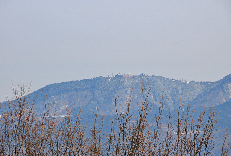 大津SAから撮影した比叡山。山頂に見えるのは展望台だ。
