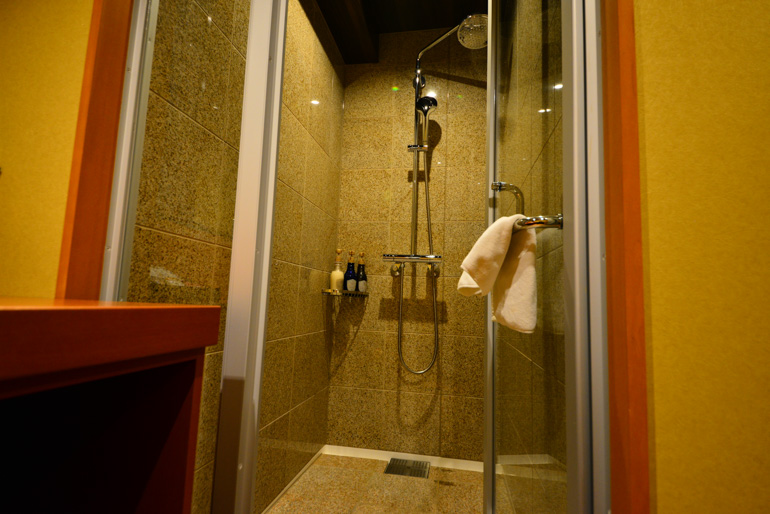 洋室ツイン「410番地」のシャワールーム