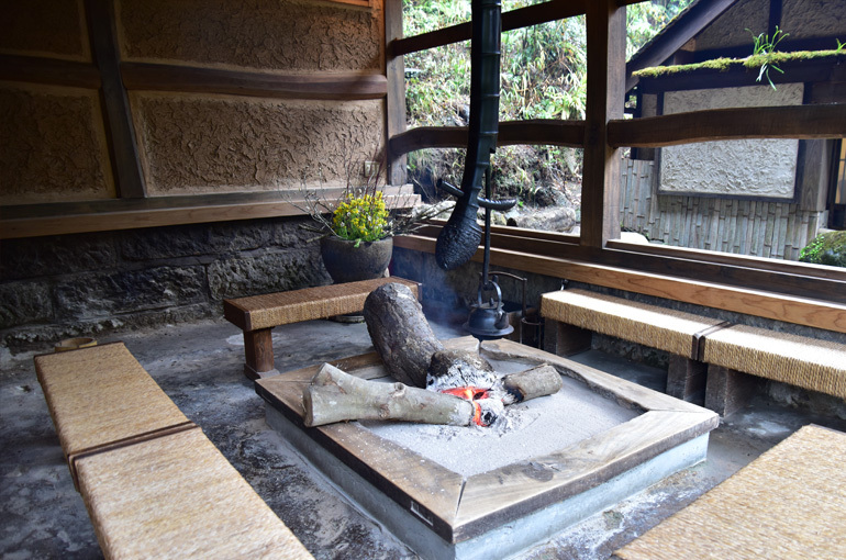 囲炉裏小屋と夜の「カッポ酒」