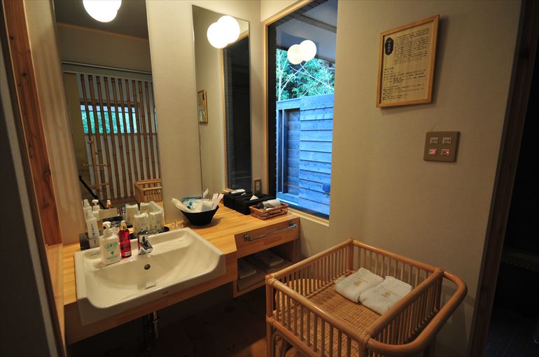 露天風呂付き客室「TypeA－こだま」の洗面コーナーと客室露天風呂