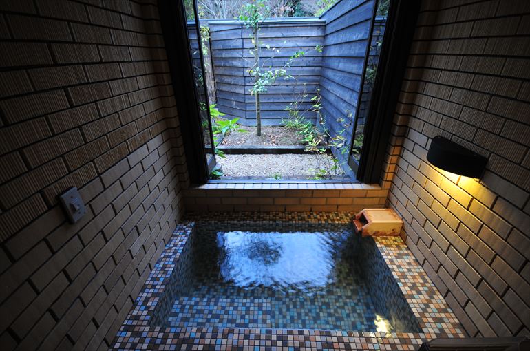 温泉風呂付き客室「TypeC－ほたる」の洗面コーナーと客室温泉風呂